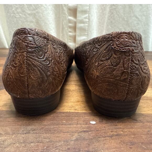 Yuu Impress Women's Brown Embossed Floral Faux Leather Slip-On Shoes Size 7 1/2 - Picture 3 of 7